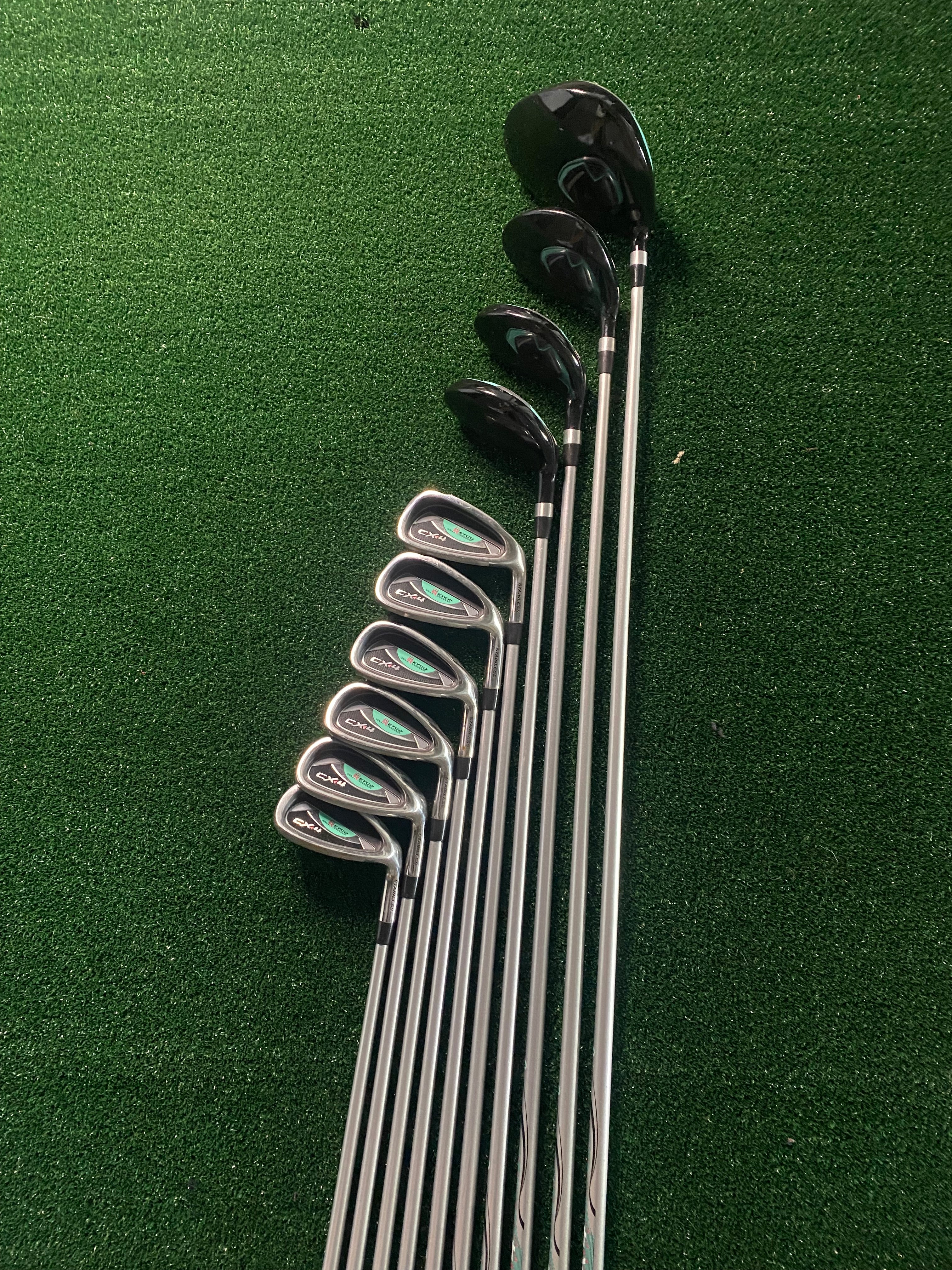 Full Set of Beginner Ladies or Junior Golf Clubs / Great Condition / Ladies Flex