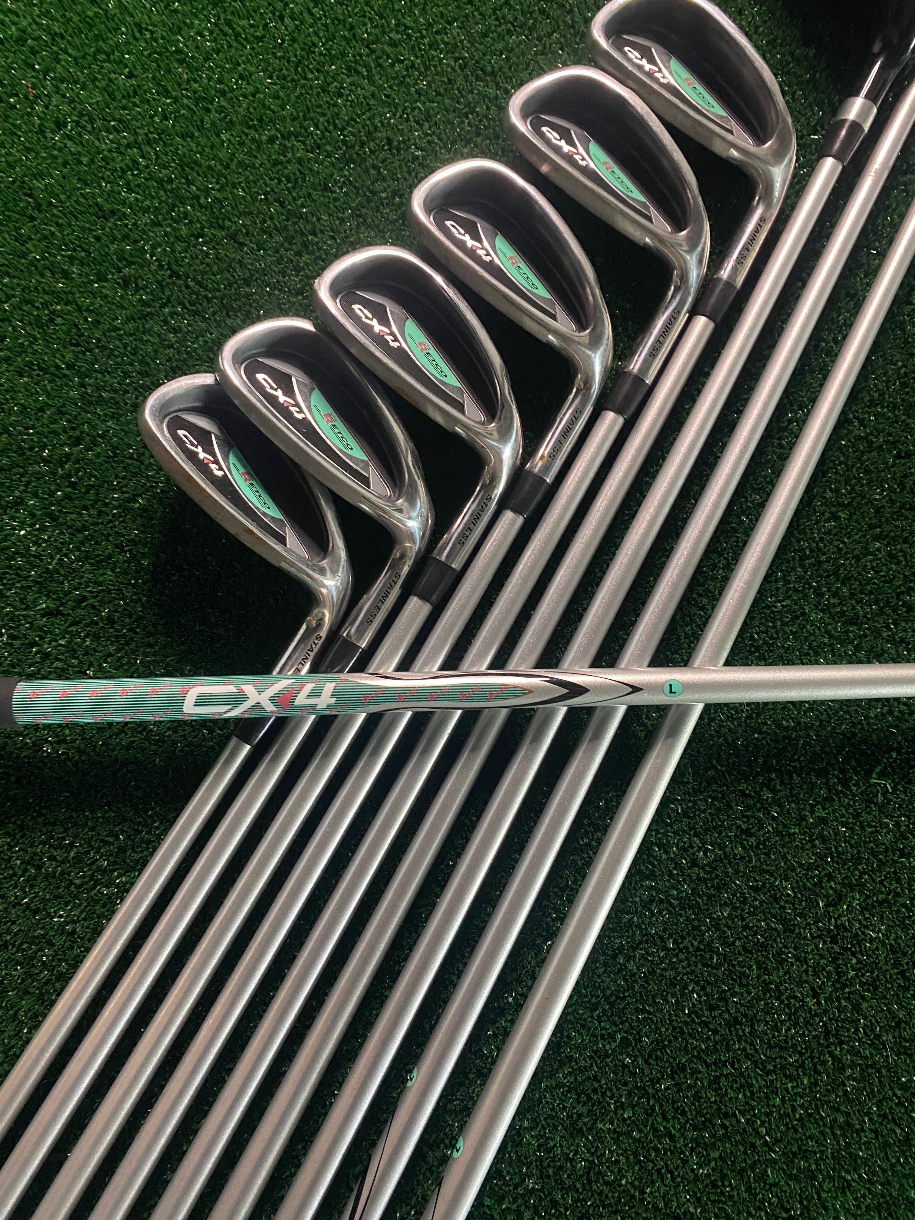 Full Set of Beginner Ladies or Junior Golf Clubs / Great Condition / Ladies Flex