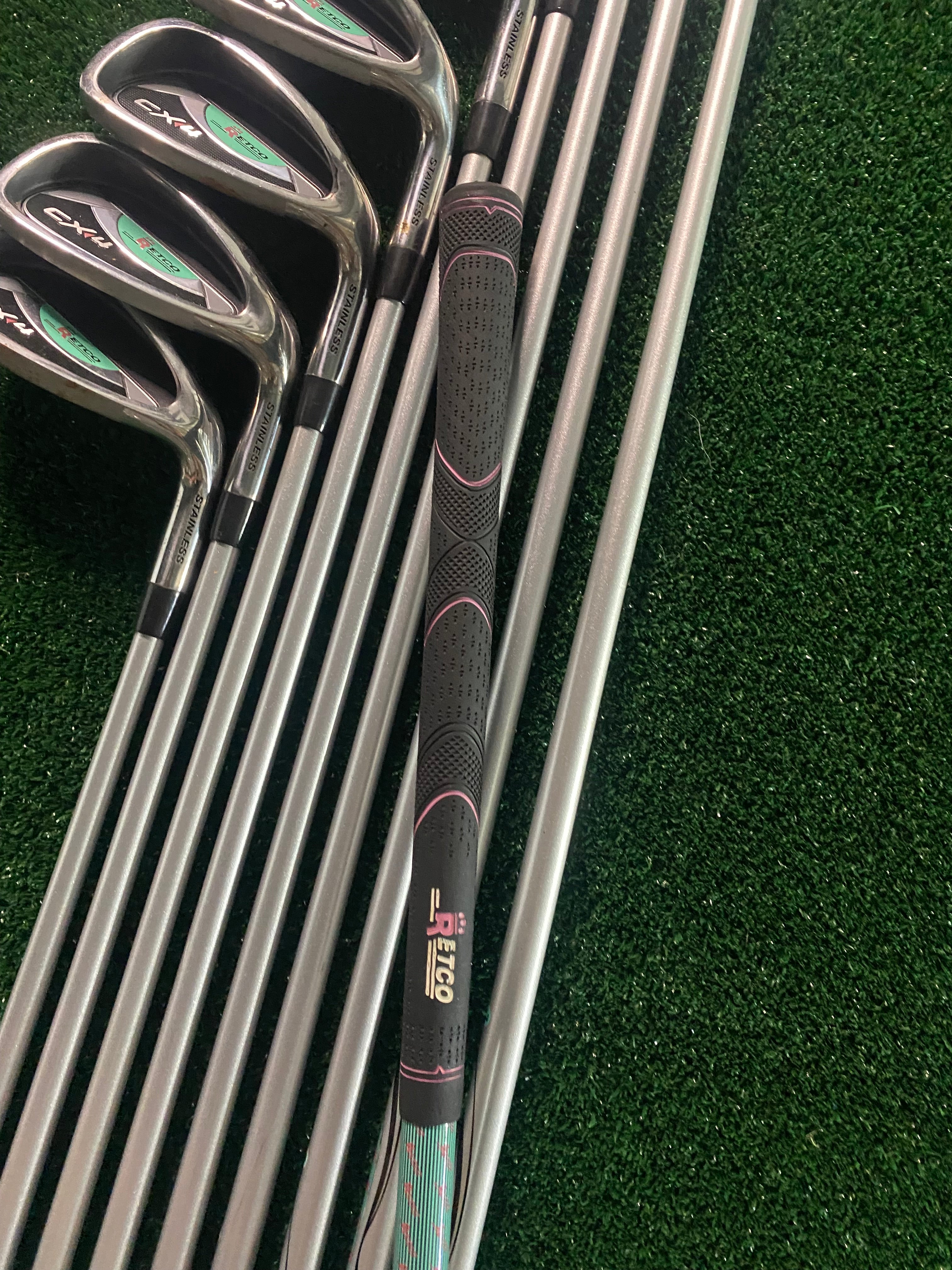 Full Set of Beginner Ladies or Junior Golf Clubs / Great Condition / Ladies Flex