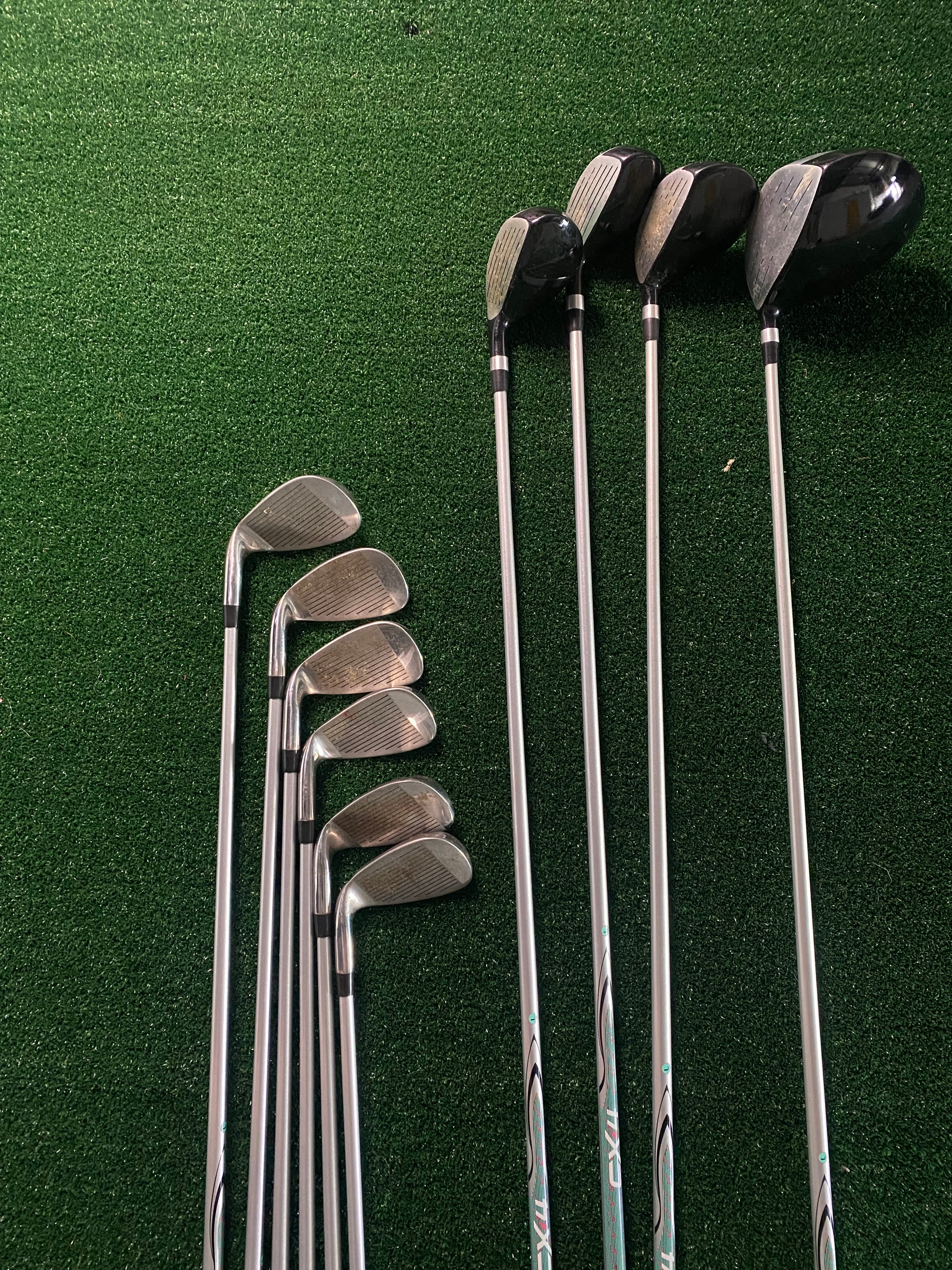 Full Set of Beginner Ladies or Junior Golf Clubs / Great Condition / Ladies Flex
